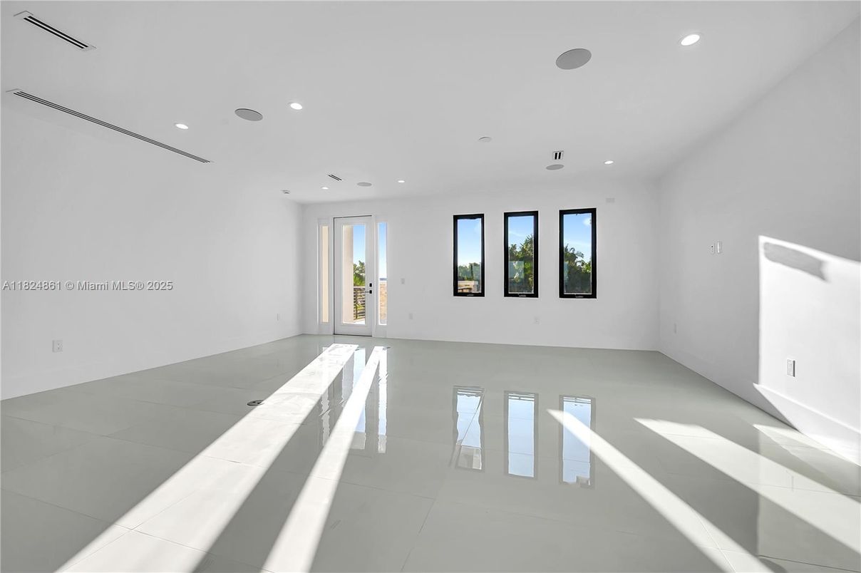 Empty room, Interior, Recessed Lighting
