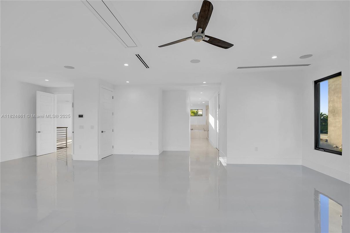 Empty room, Interior, Recessed Lighting