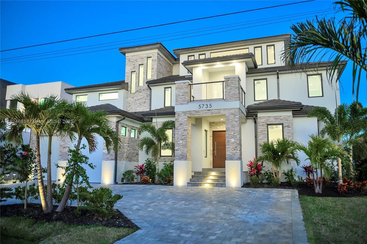 Exterior, Facade, Modern