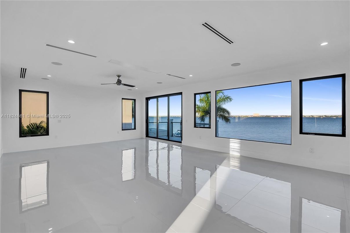 Empty room, Interior, Recessed Lighting, Water