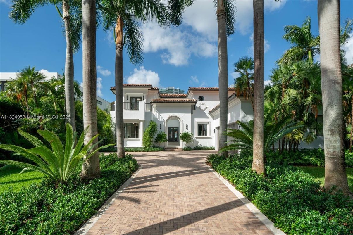 Exterior, Facade, Mediterranean