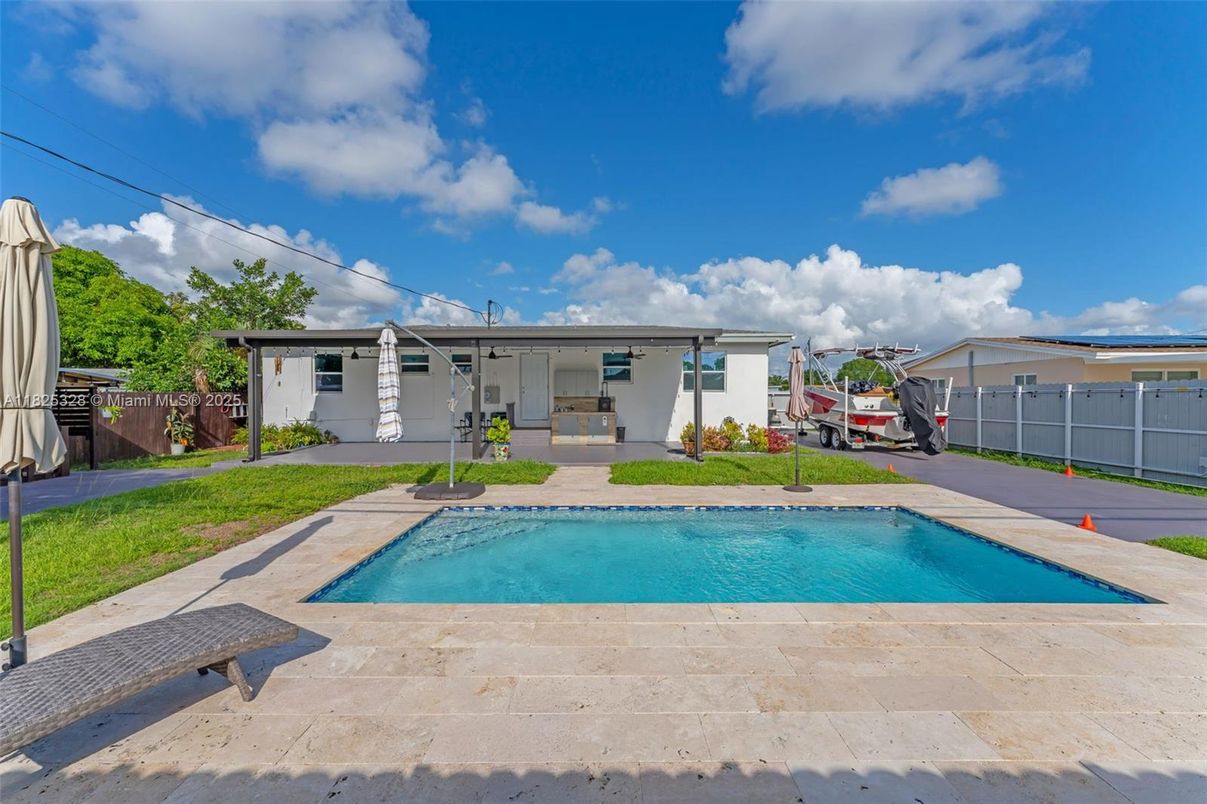 Exterior, Pool