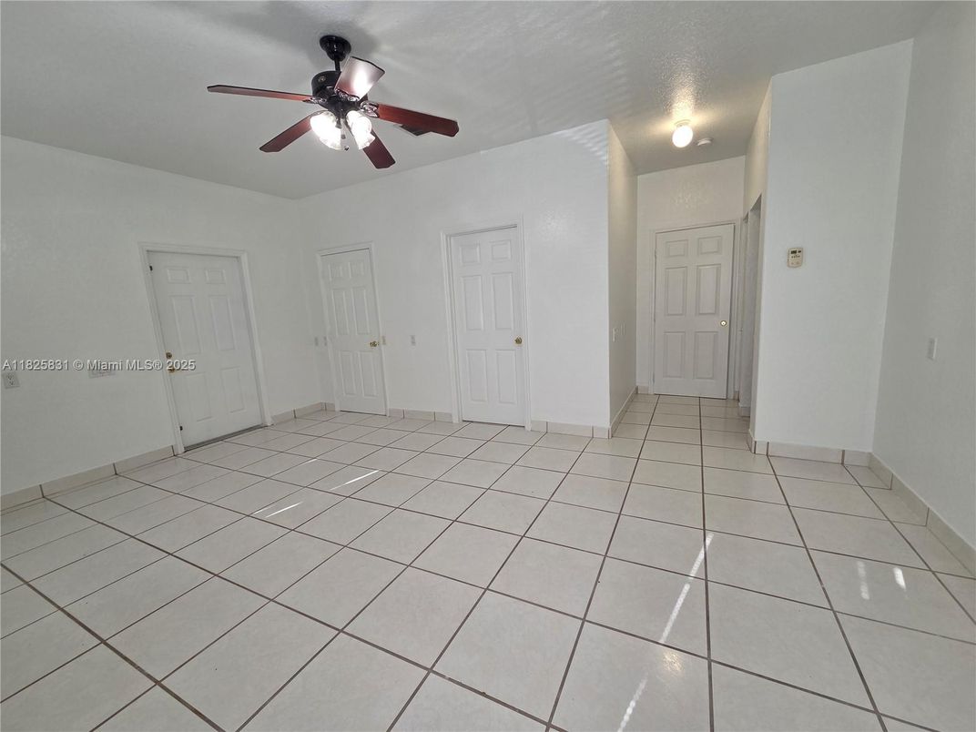 Empty room, Interior