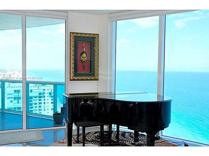 Interior, Piano, Water