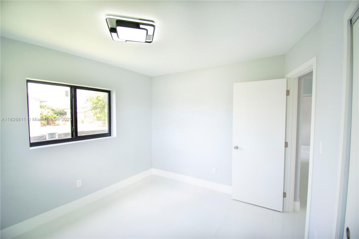 Empty room, Interior