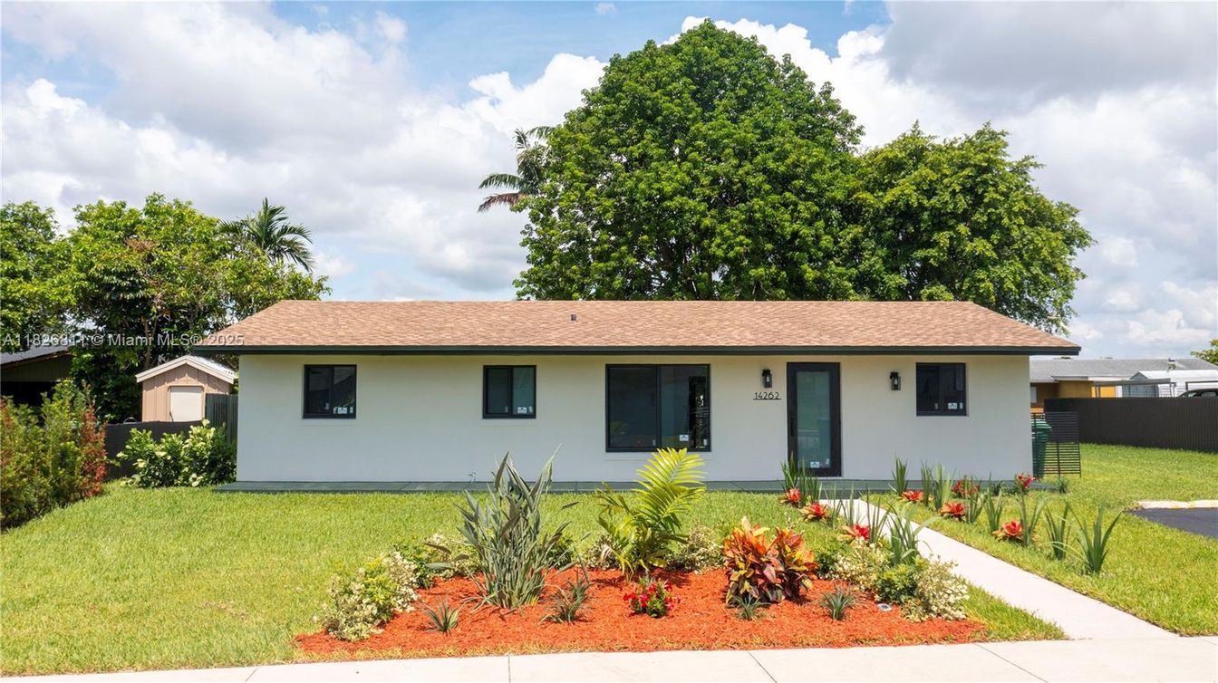 Exterior, Facade, Ranch