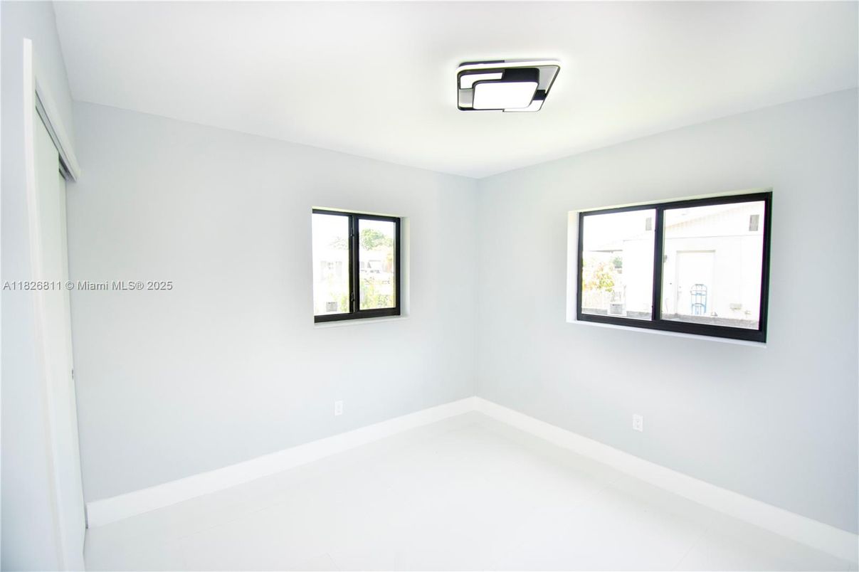 Empty room, Interior