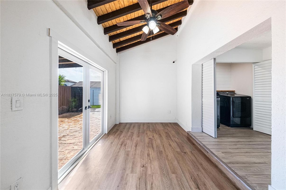 Empty room, Interior, Wooden Beams, Wood Texture Flooring