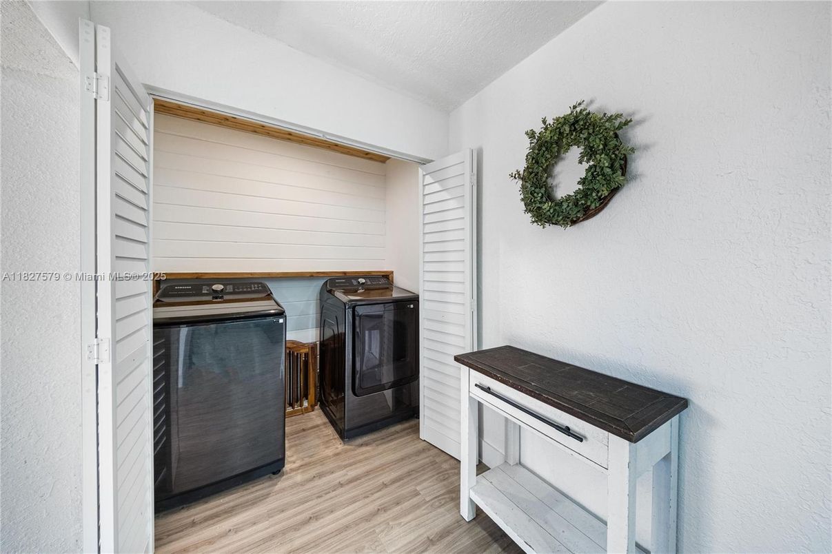 Interior, Washer, Wood Texture Flooring