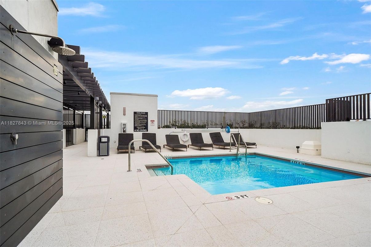 Exterior, Pool