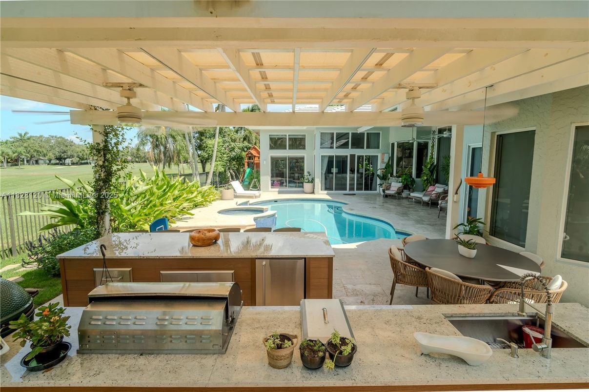 Exterior, Pool