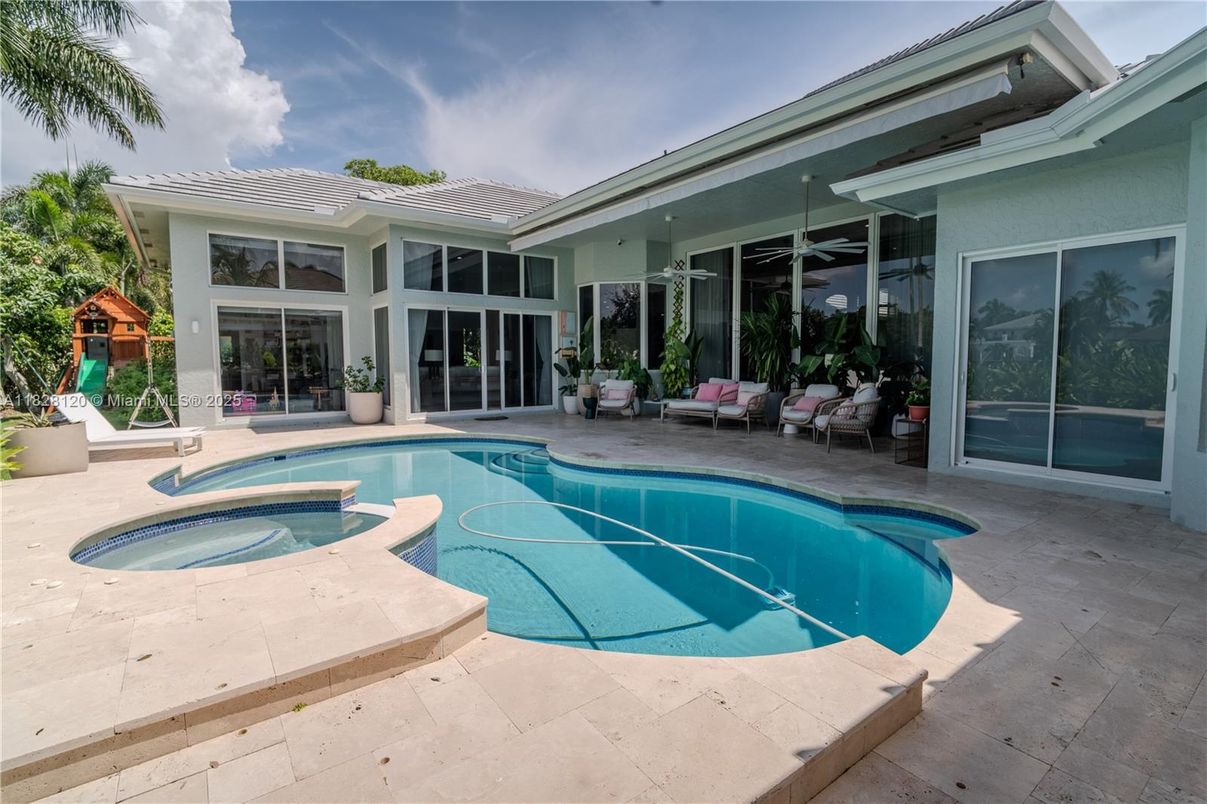 Exterior, Pool