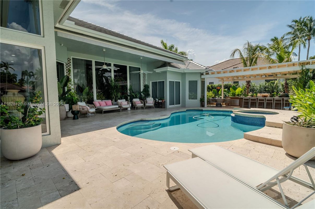 Exterior, Pool