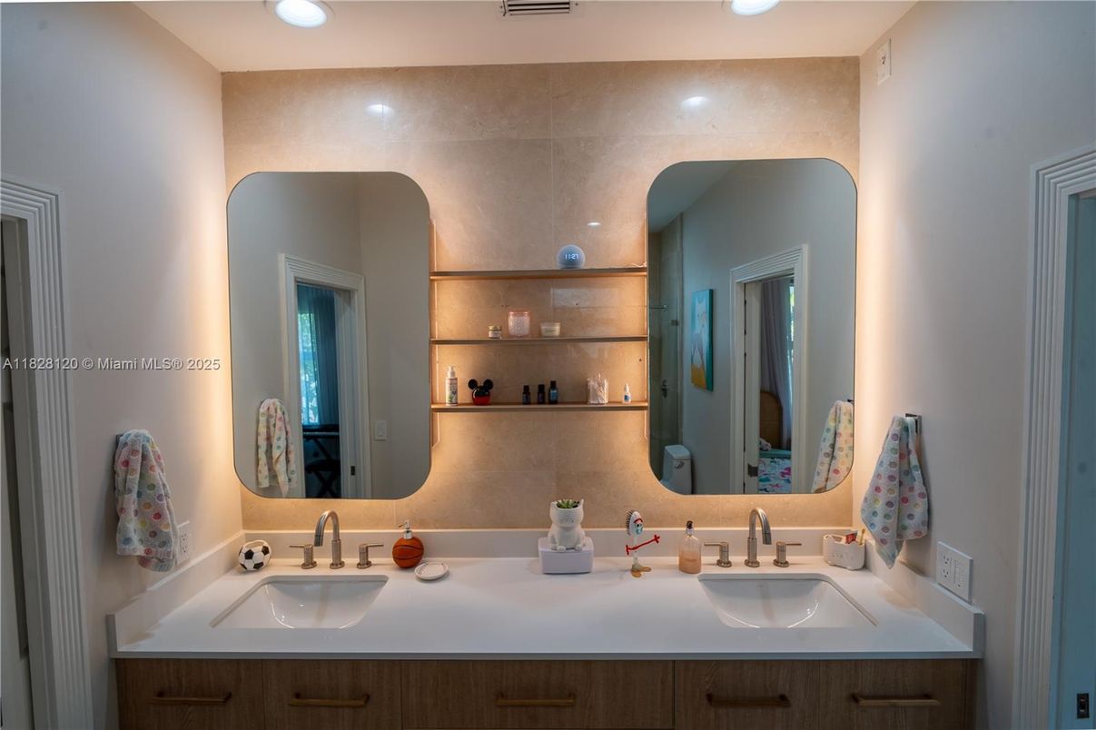 Bathroom, Dual Sink Vanities, Interior, Recessed Lighting