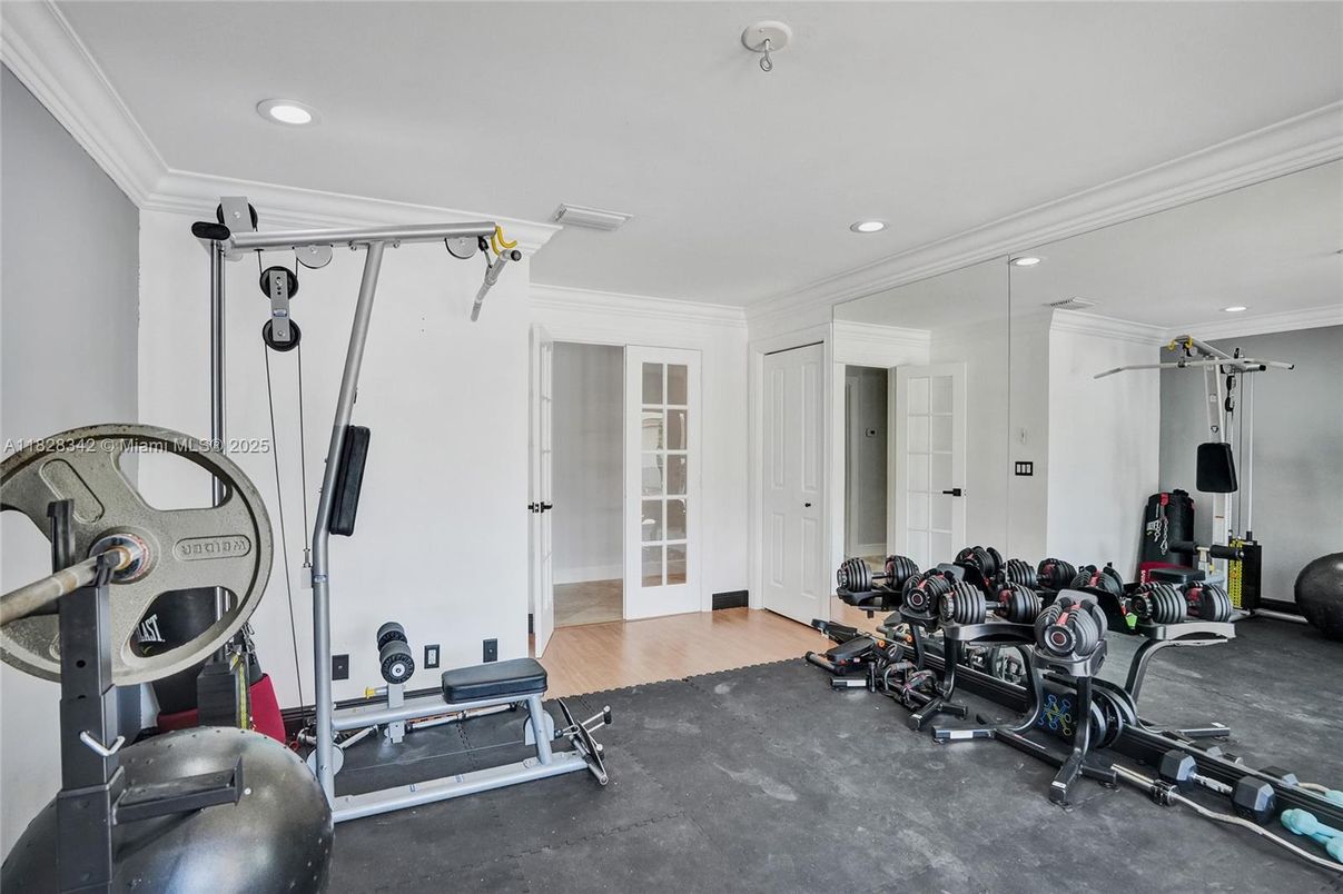 Fitness Equipment, Interior, Recessed Lighting, Wood Texture Flooring