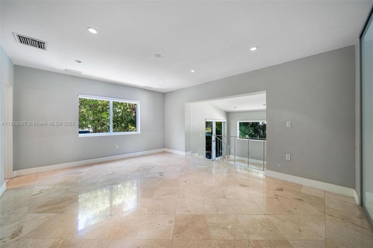 Empty room, Interior, Recessed Lighting