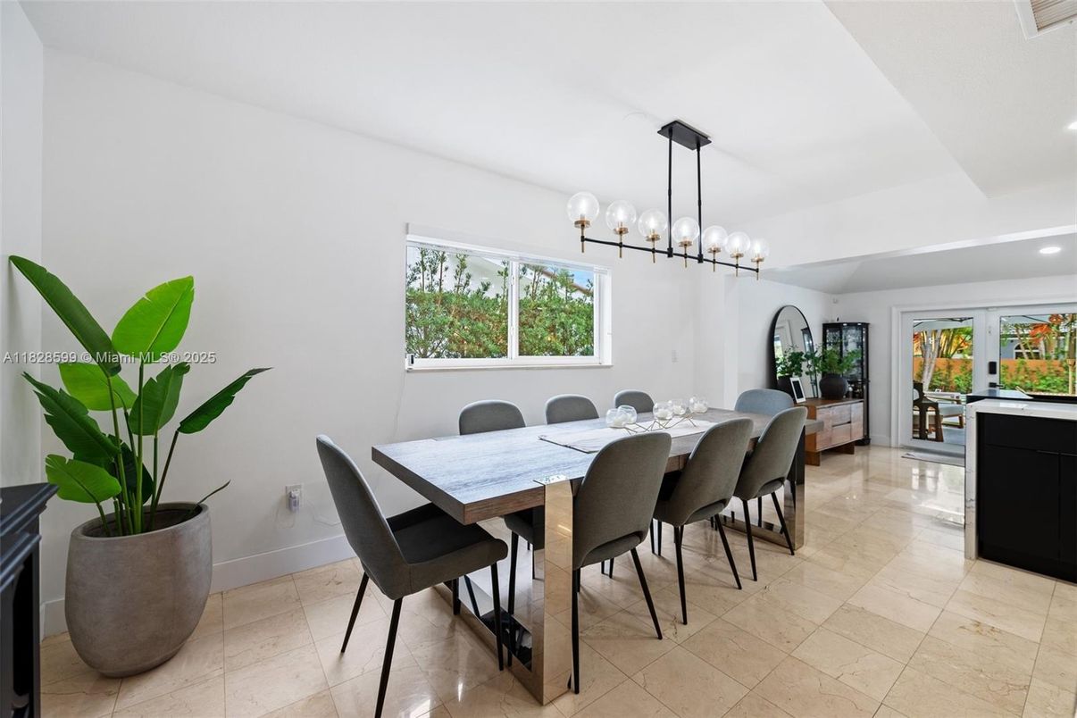 Dining room, Interior, Pendant Lights, Recessed Lighting