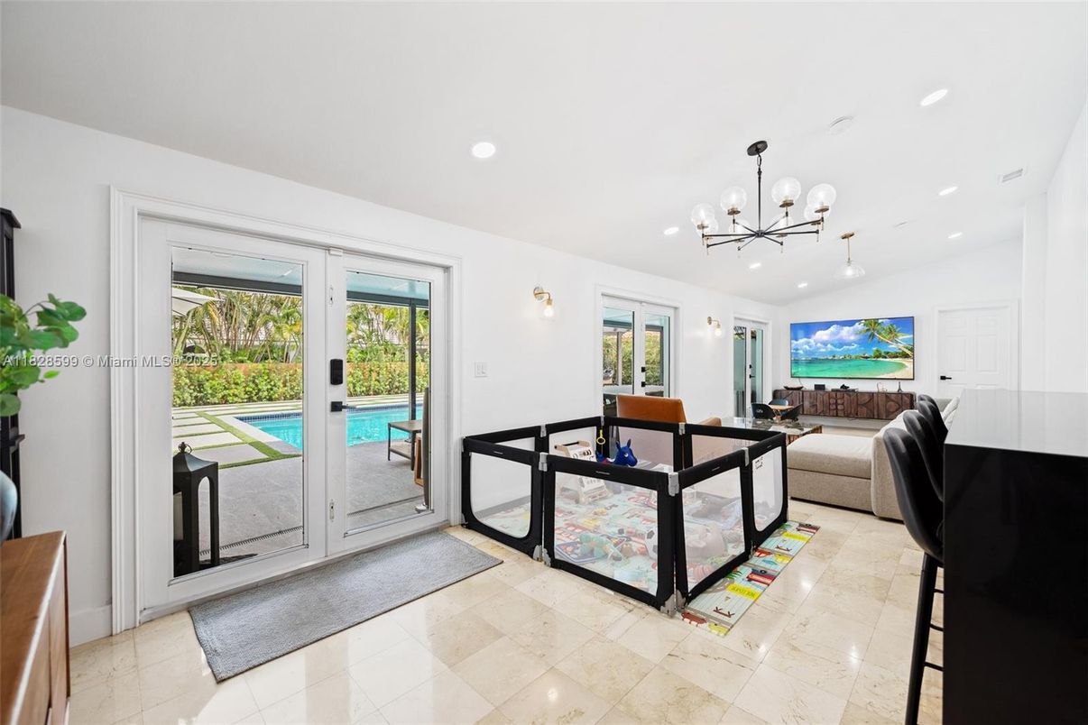 Interior, Living room, Pendant Lights, Recessed Lighting