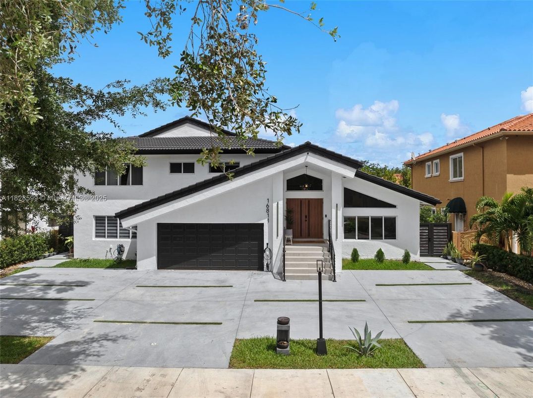 Attached, Exterior, Facade, Mediterranean