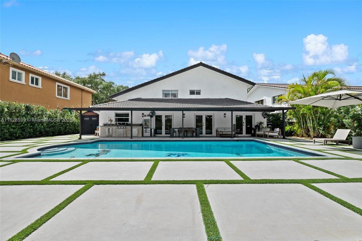Exterior, Pool