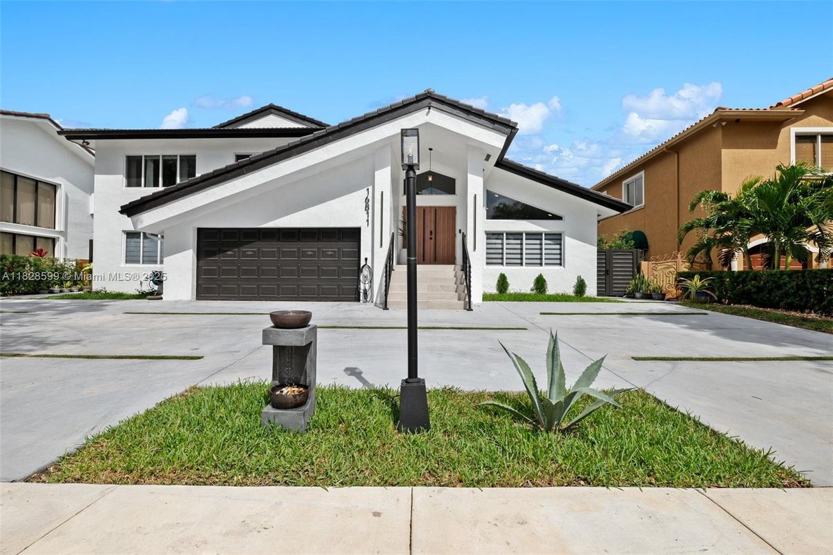 Attached, Exterior, Facade, Modern
