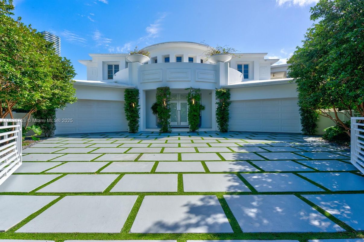 Attached, Exterior, Facade, Modern