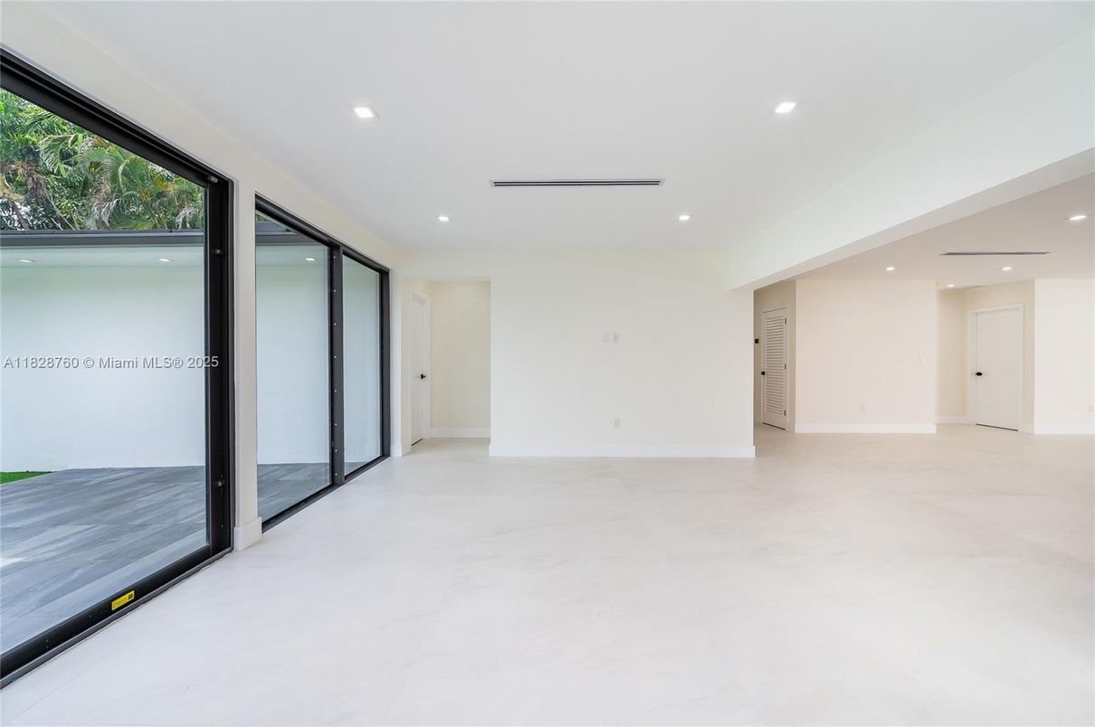 Empty room, Interior, Recessed Lighting