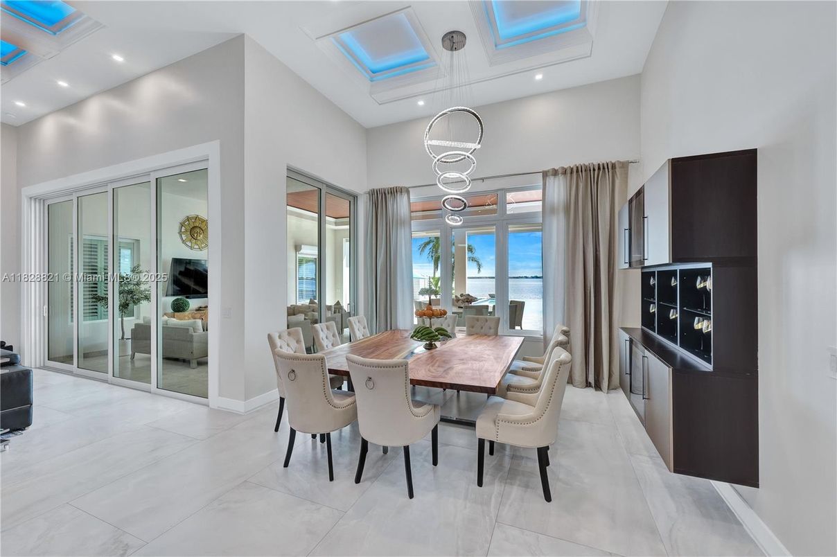 Dining room, Interior, Pendant Lights, Recessed Lighting, Water