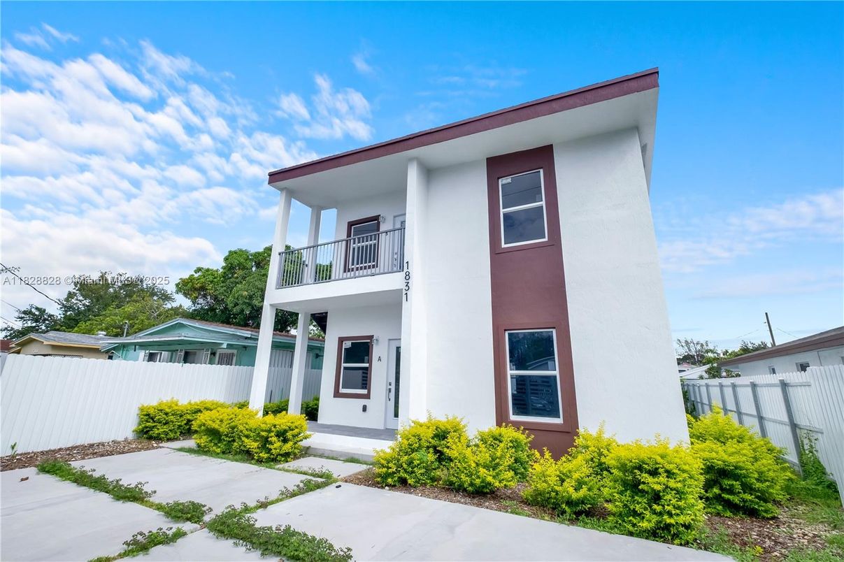Exterior, Facade, Modern