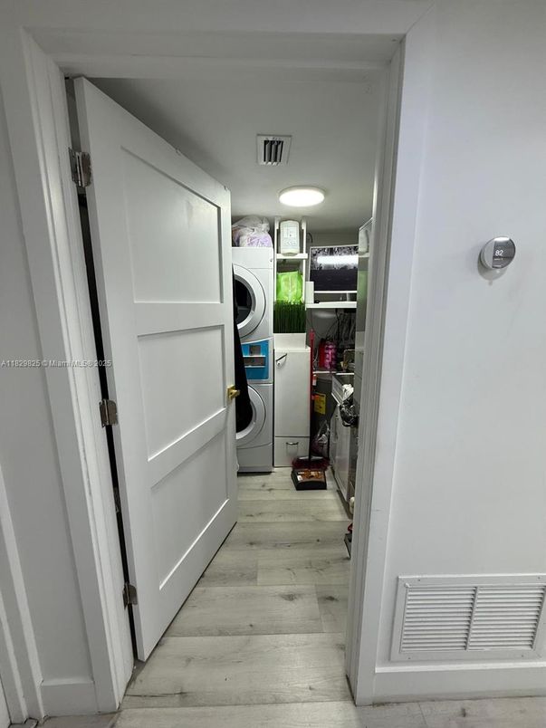Interior, Utility Closets, Washer, Wood Texture Flooring