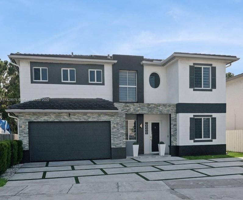 Attached, Exterior, Facade, Mediterranean
