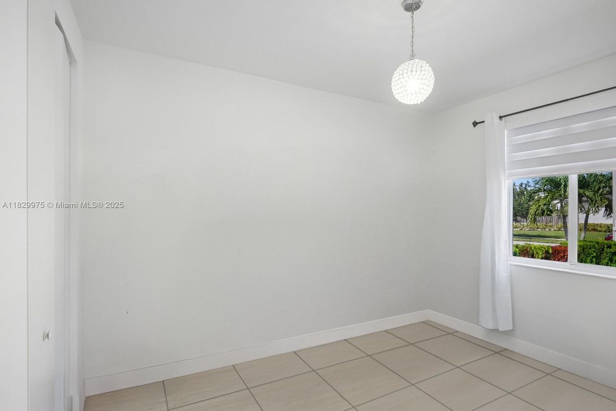 Empty room, Interior, Pendant Lights