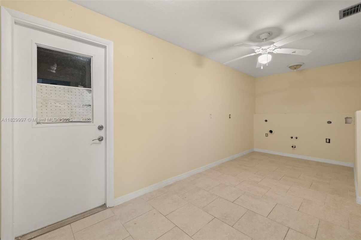 Empty room, Interior