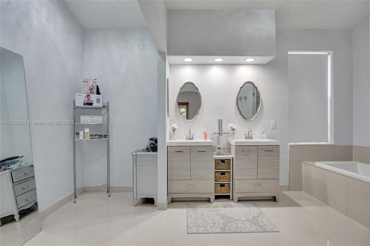 Bathroom, Dual Sink Vanities, Interior, Recessed Lighting