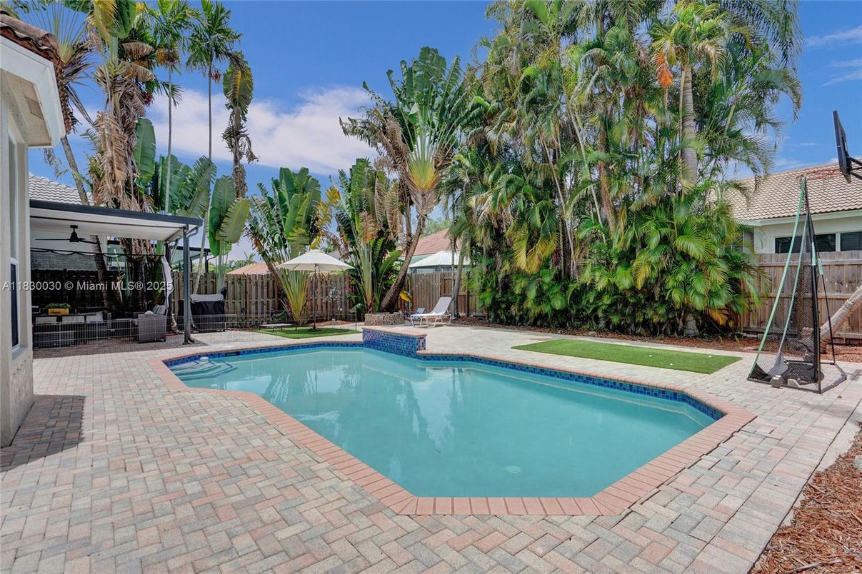 Exterior, Pool