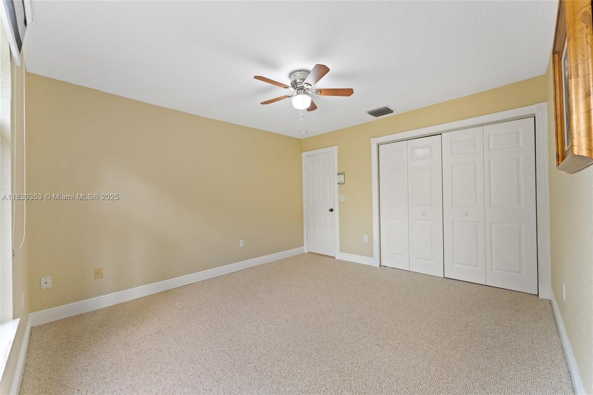 Empty room, Interior