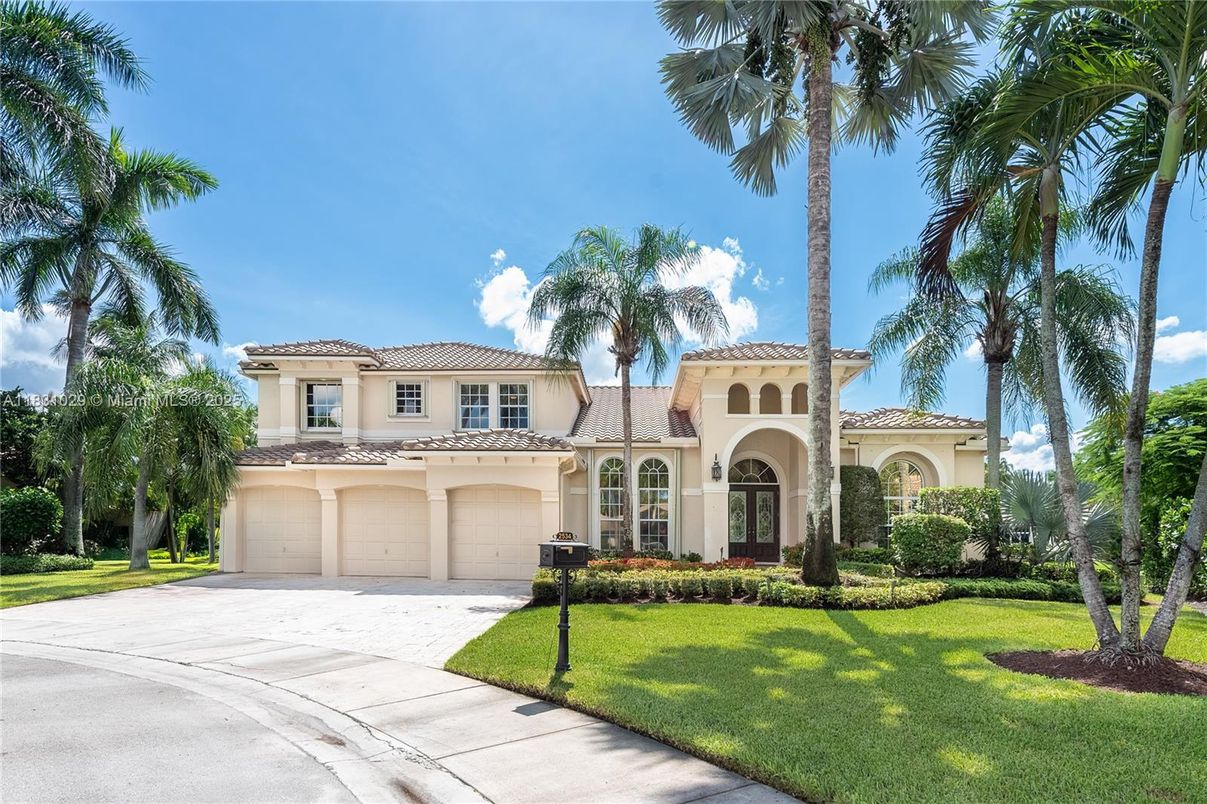 Attached, Exterior, Facade, Mediterranean