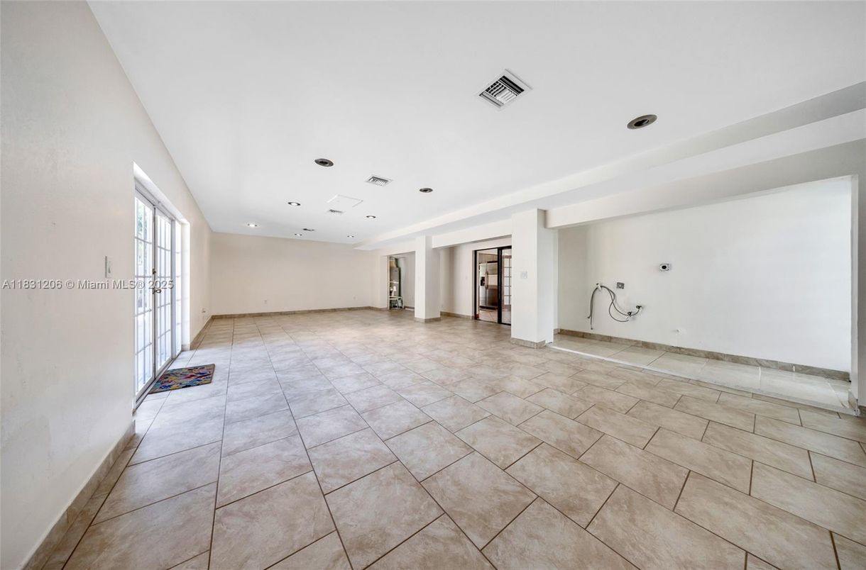 Empty room, Interior, Recessed Lighting