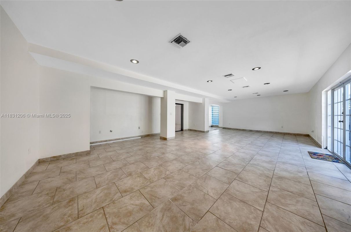 Empty room, Interior, Recessed Lighting