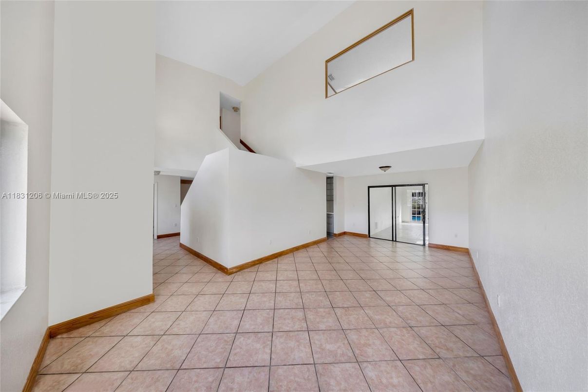 Empty room, Interior