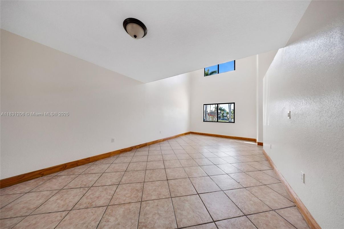 Empty room, Interior