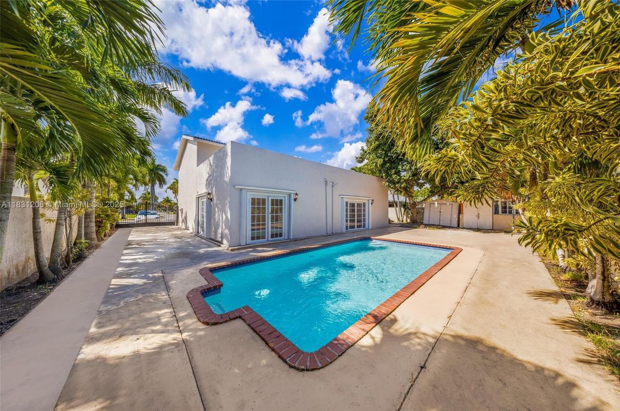 Exterior, Pool