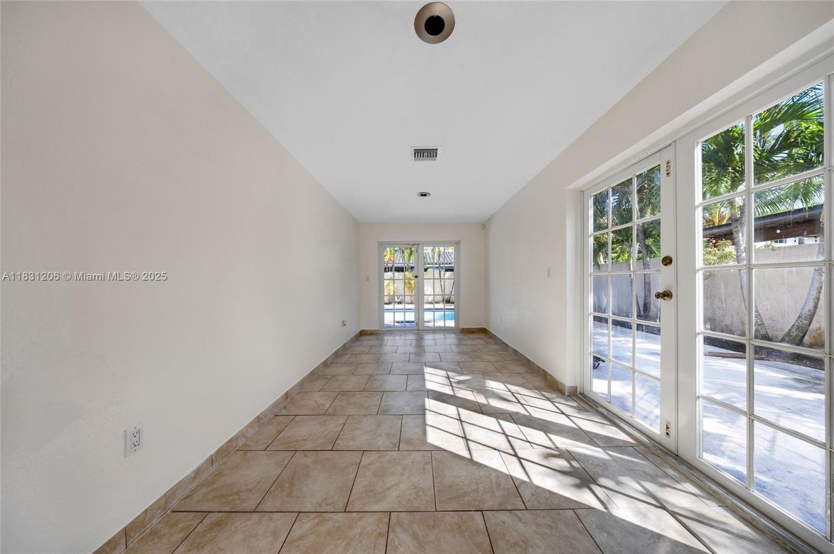 Empty room, Interior, Recessed Lighting