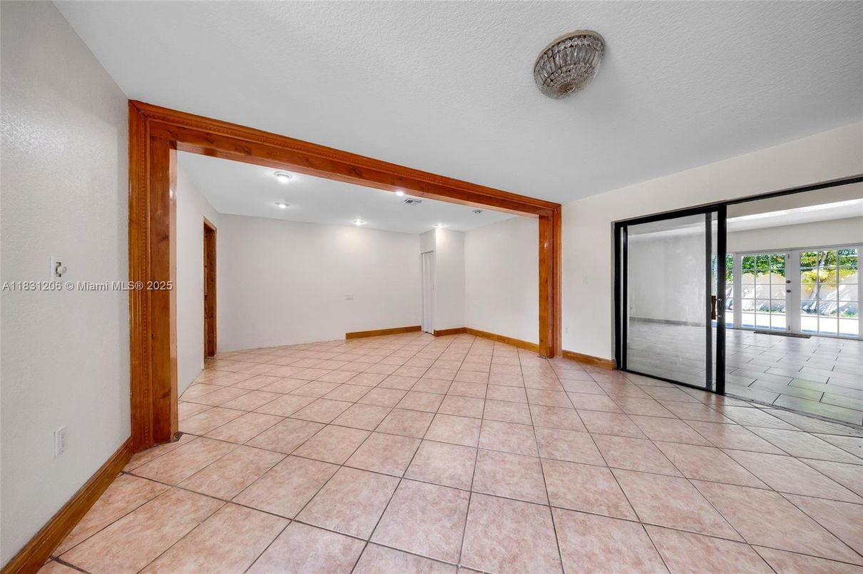 Empty room, Interior, Recessed Lighting