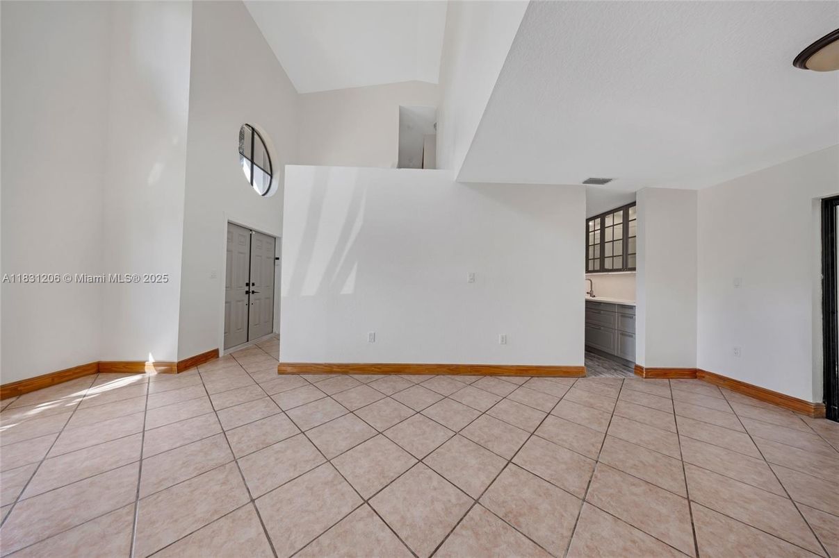 Empty room, Interior