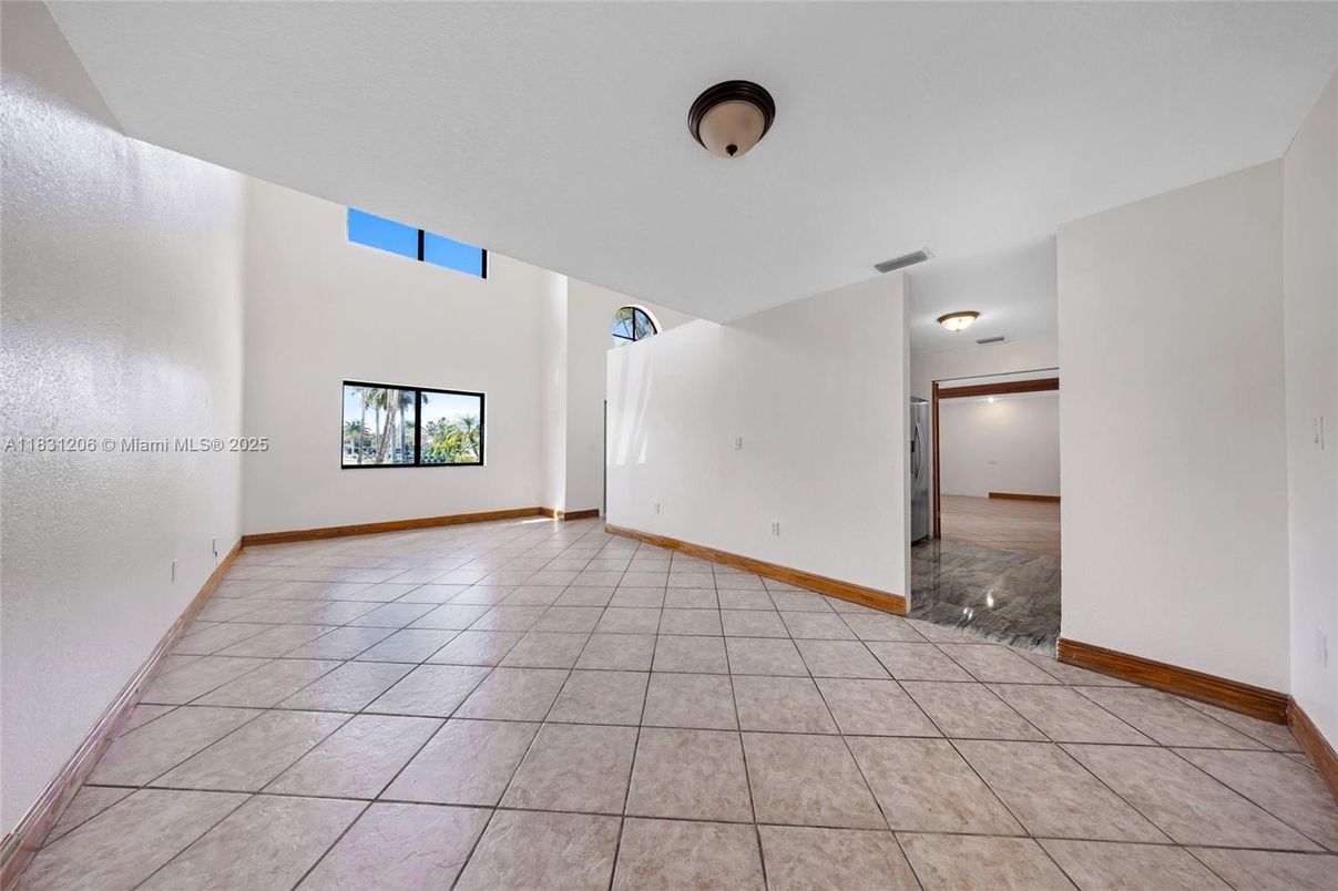Empty room, Interior
