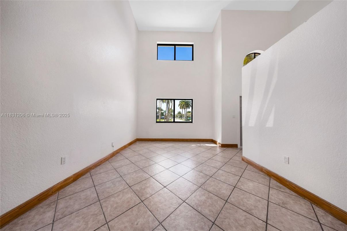 Empty room, Interior