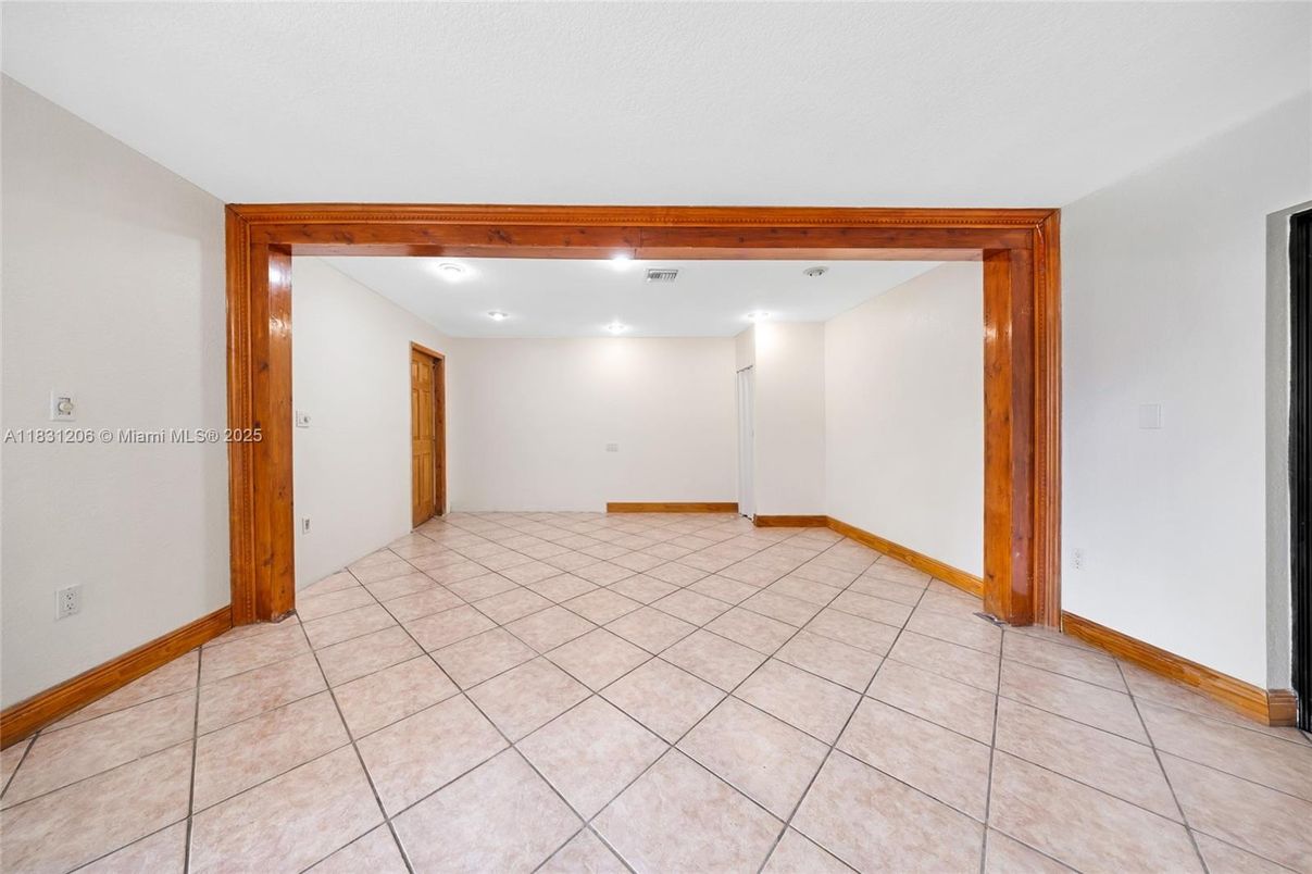 Empty room, Interior, Recessed Lighting