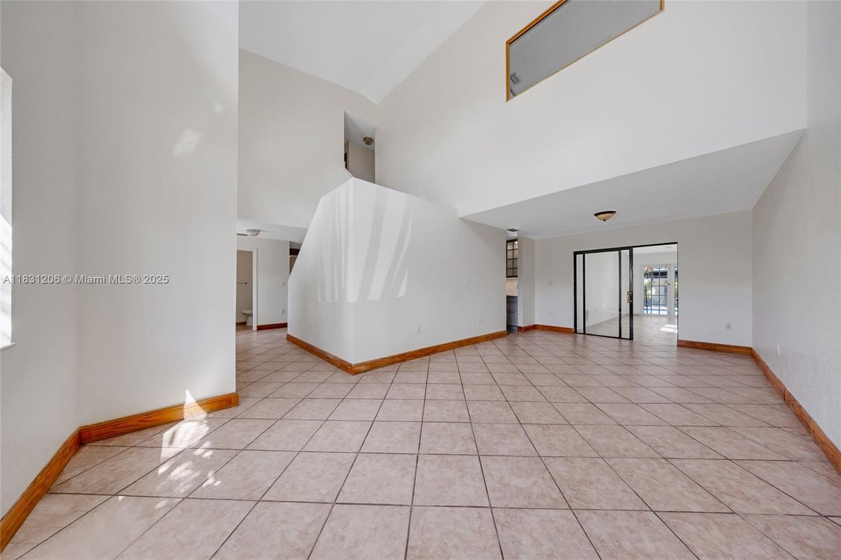 Empty room, Interior
