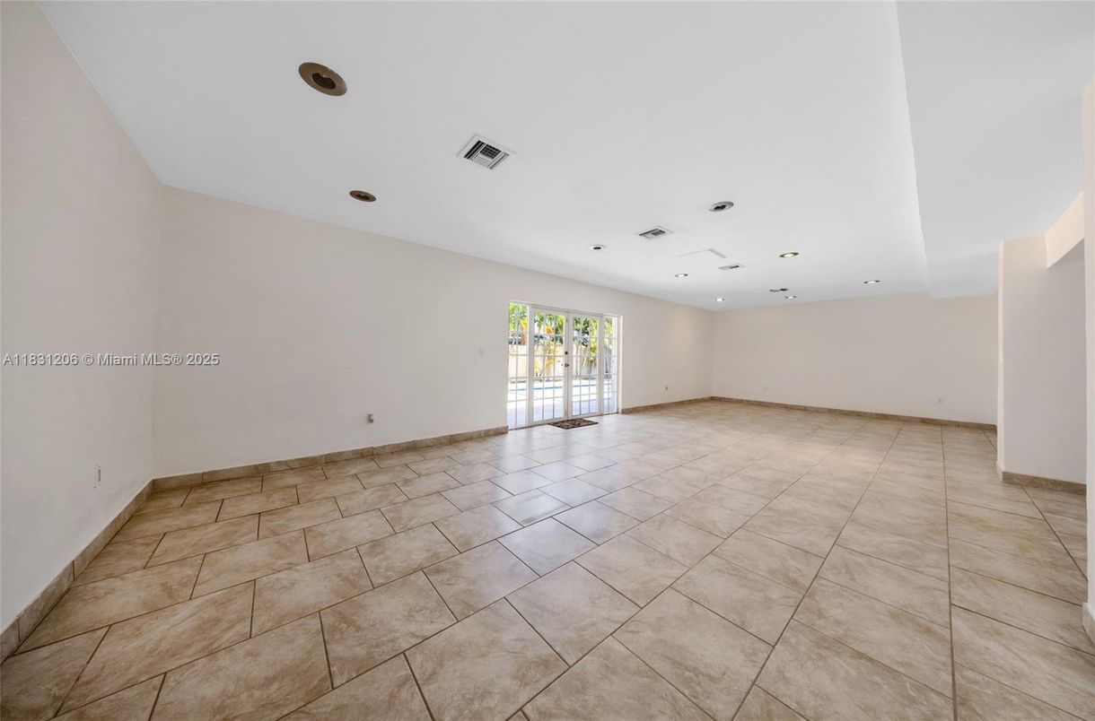 Empty room, Interior, Recessed Lighting